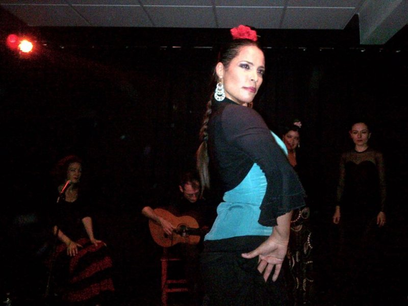 Eliza performing at Hojas de Te, Mexico City, 2013.